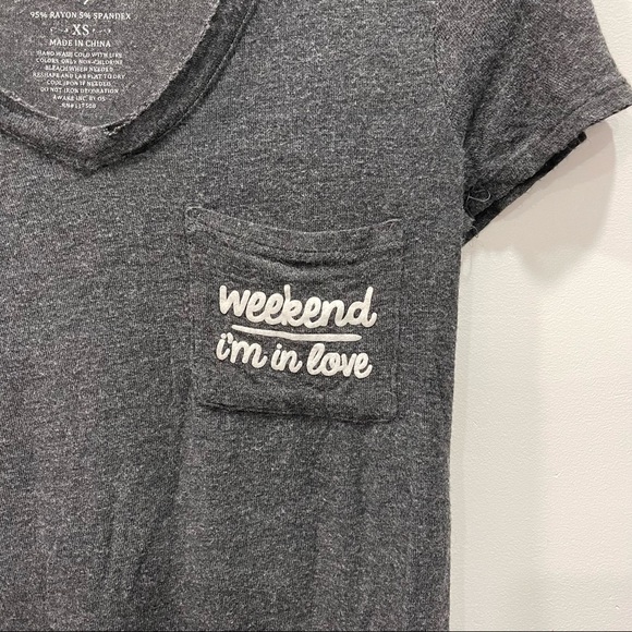 Well Worn V-Neck Short Sleeve Tee Grey ‘Weekend, I’m in Love’ Top XS - Picture 5 of 6